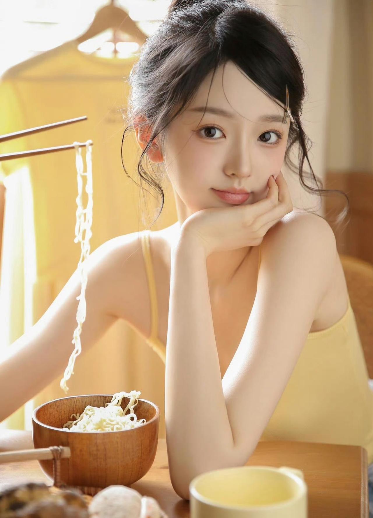 这谁啊？早期这么萌，完全没认出来！原来是李柯以 现在的酷姐以前是甜妹？这反差绝了