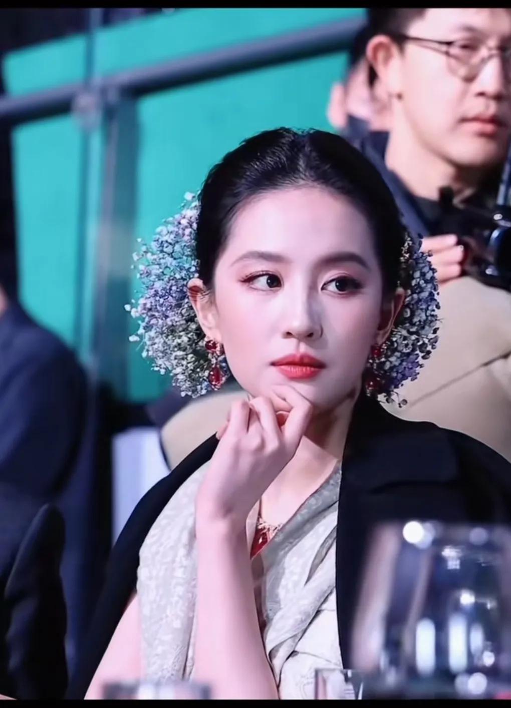 人美哪怕头上随便戴一束满天星，
都是美的那么惊艳，
天花板级别的颜值，
神仙姐姐