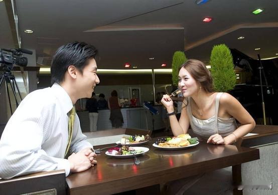 江苏盐城，一女子与相亲对象线下见面，一口气点了8000多的菜，男子问她要不要点瓶