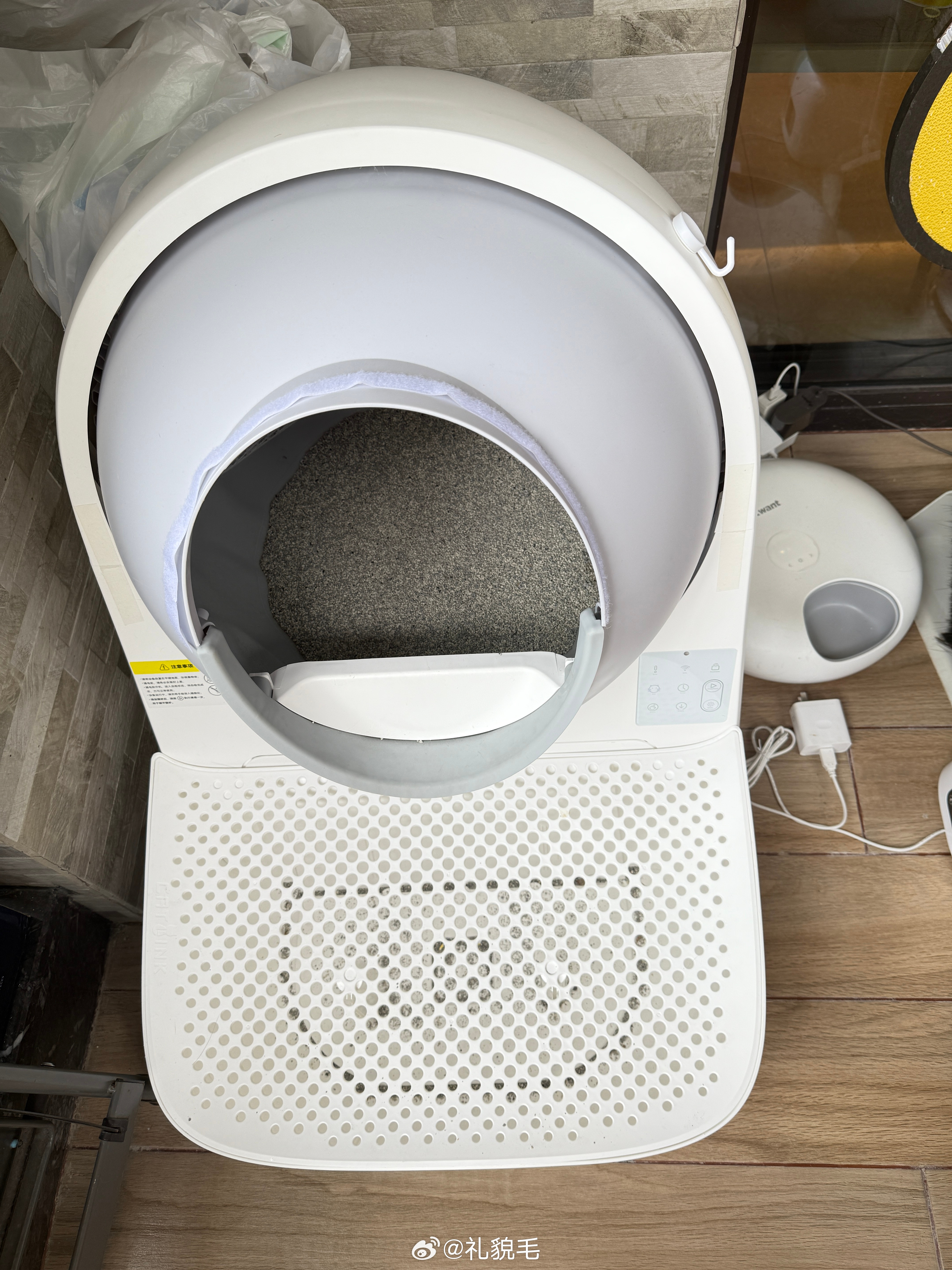 我家三个猫现在就俩猫砂盆（luna笼子里还有一个小小的但不怎么用），其中一个是自