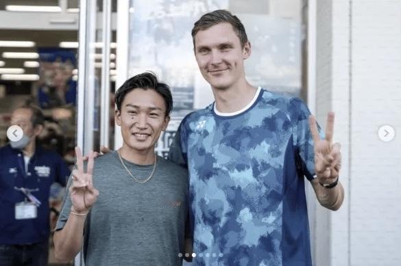 桃田贤斗于社交媒体发文，致敬退役的老对手安赛龙。
作为林李谌之后唯二的超一流选手