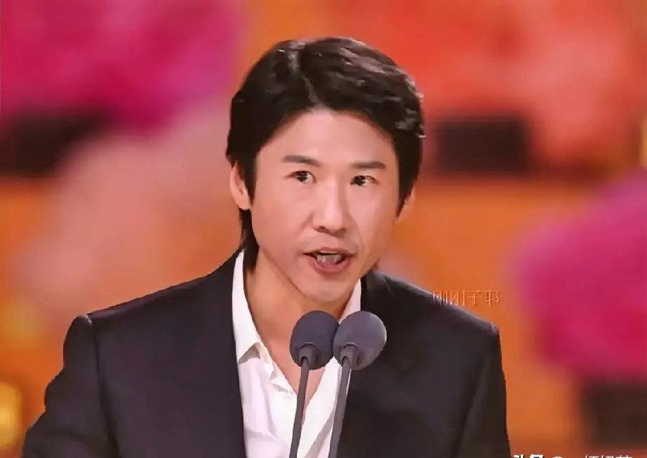 好奇去查了一下，
拿了百花奖最佳男配的王骁，
不查不知道，一查着实被惊艳到。

