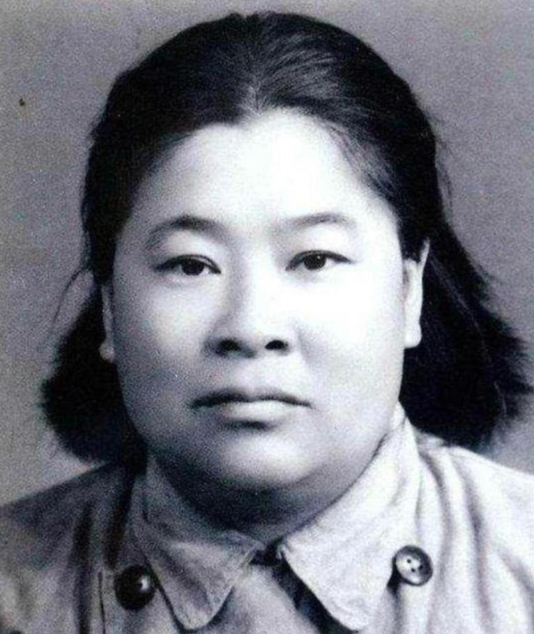 几百个持枪大汉堵在川北山隘，拦住两万红军的去路，出面单挑破局的，竟是一个22岁的