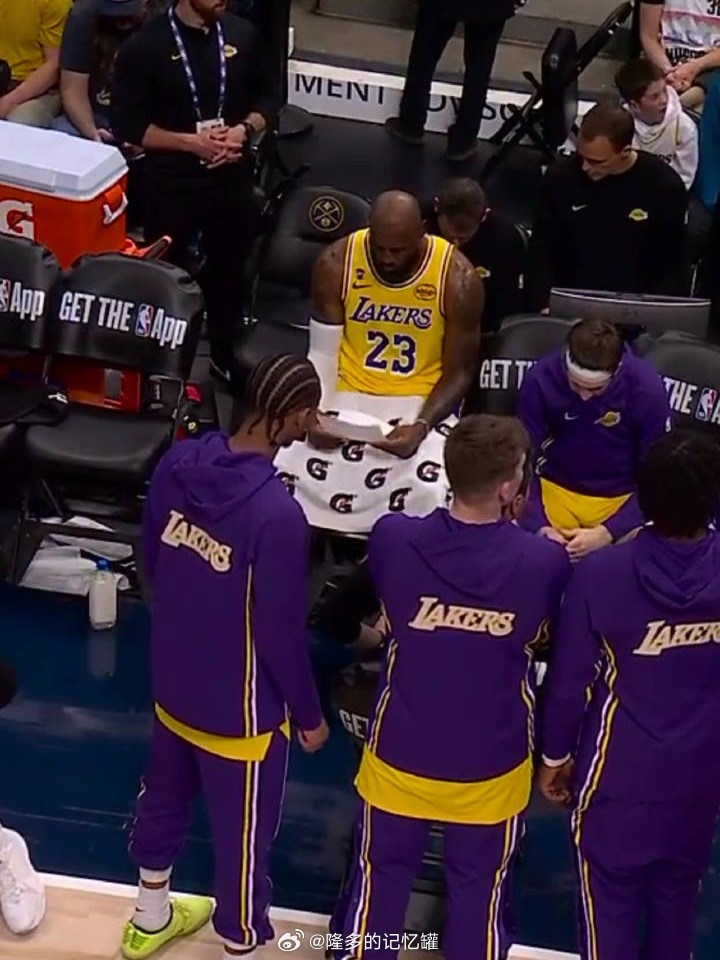 额…詹姆斯又在拿着看？湖人vs掘金
