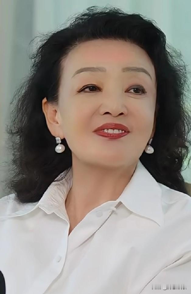 张兰又在写书了很是期待呢。
网友表示张兰的故事确实不少。