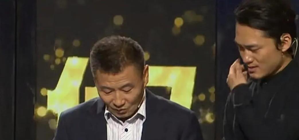 黑龙江1男孩走投无路，找到校长跪着哀求：“求你资助我上学吧？”没想到，校长竟满口