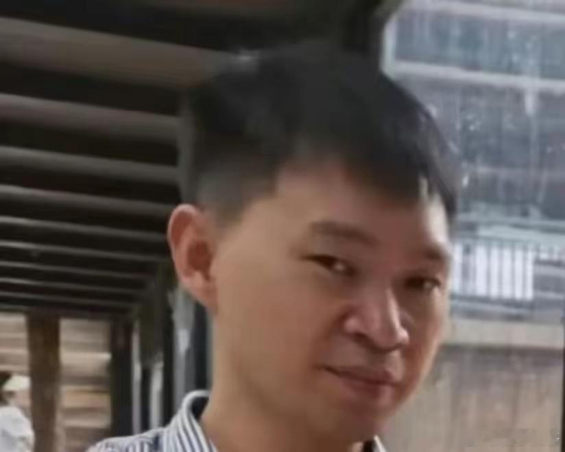 被家暴女子接受净身出户但坚持死刑 看看谢女士丈夫的照片，正面帅气阳光，但侧面那阴