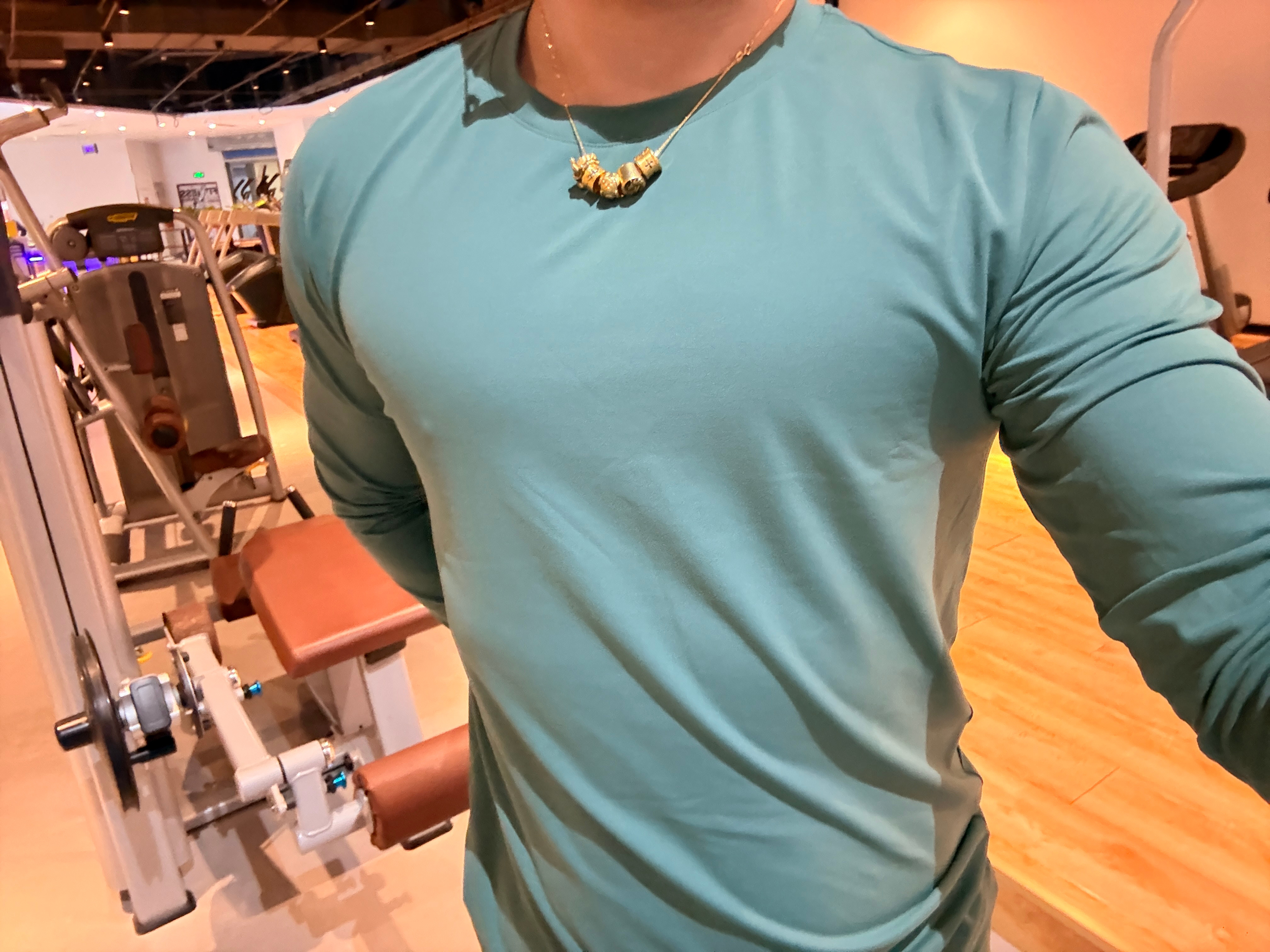 在床上躺了一天，还是来健身房了。 