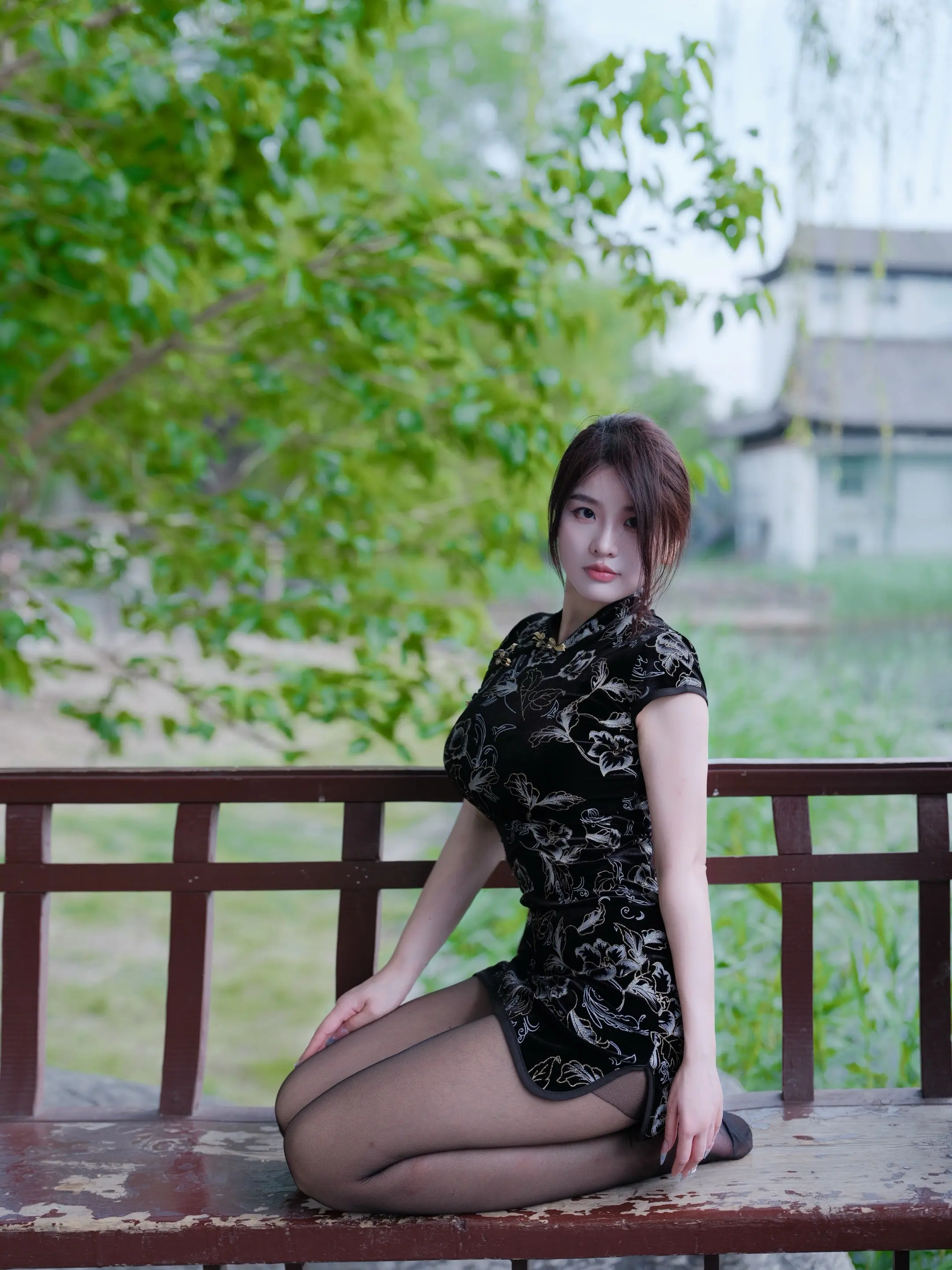 丝袜旗袍。蚊子原来也爱咬丝袜腿，我的胳膊一点没咬