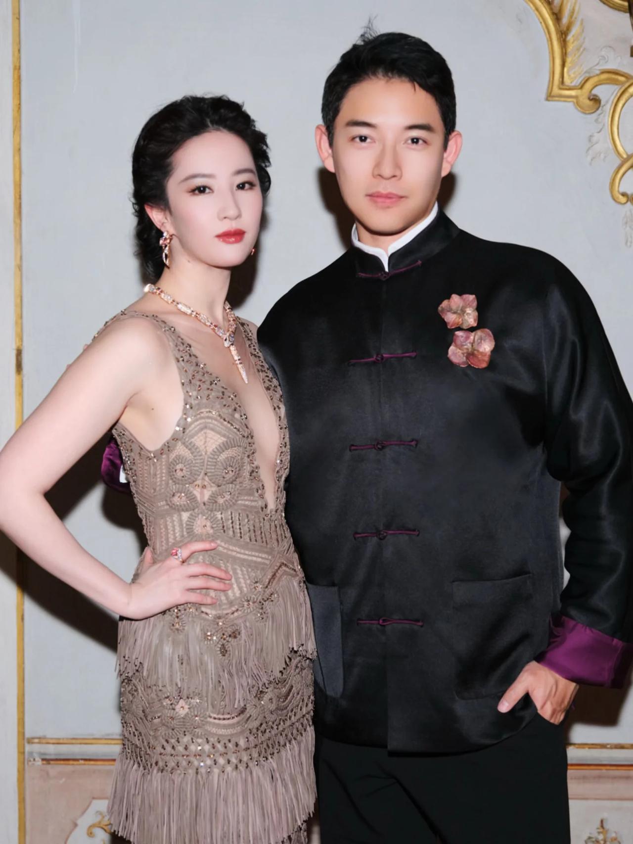 刘亦菲、孙赛赛意大利米兰宝格丽晚宴现场同框。
刘亦菲身穿咖色流苏高定长裙，深V设