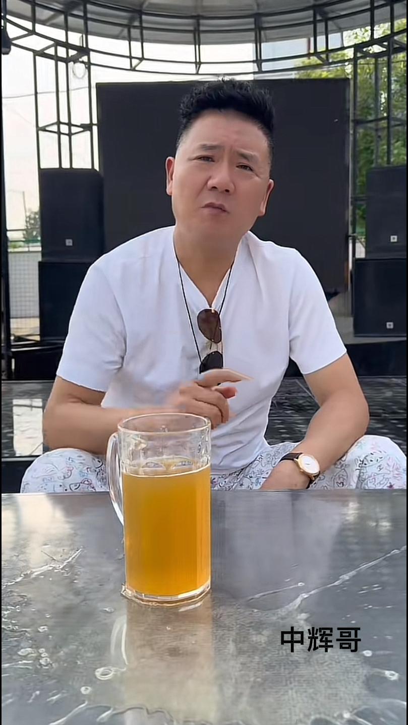 郑州中辉哥与小阿勇矛盾始末。
河南郑州中辉哥和小勇，原本是固始老乡，也是一起在郑