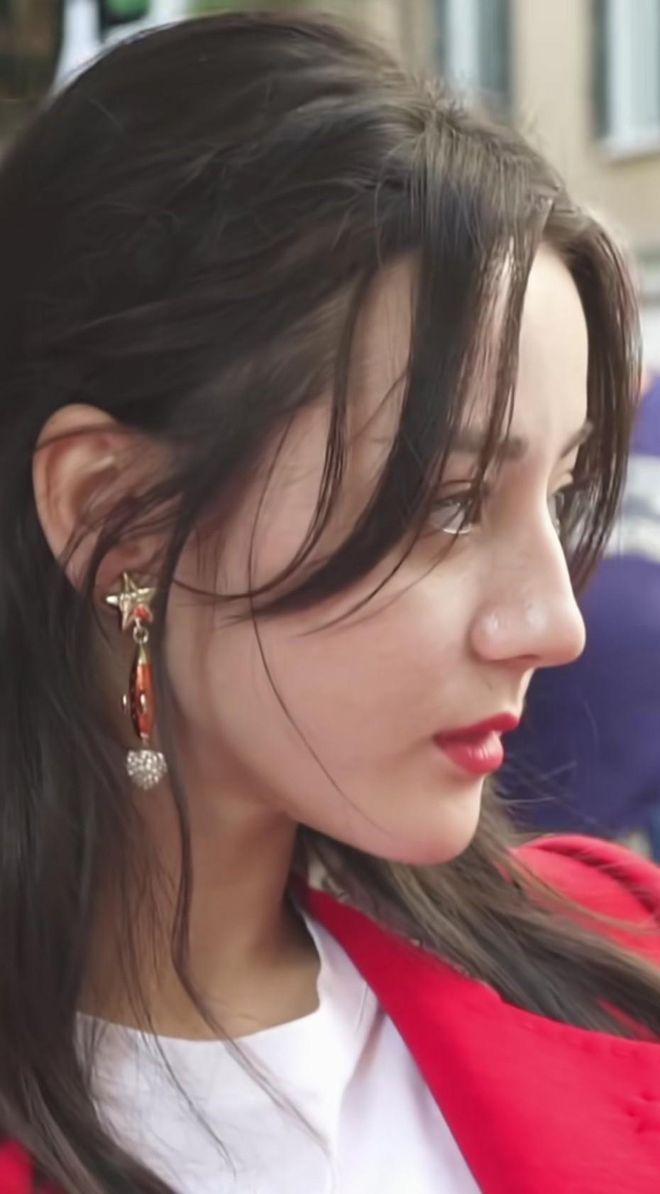 在这一组照片里，穿红衣服的迪丽热巴，无论是正面，侧面，闭眼抬头，还是低头？无不都