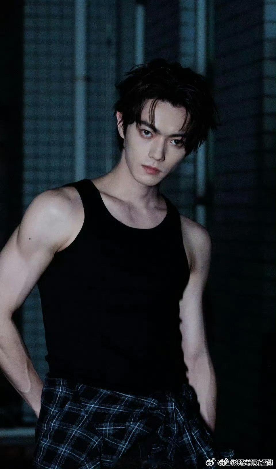 许凯这肌肉💪，这青筋💢，好适合演刑侦男主啊 ​​​