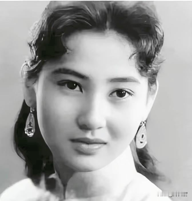 1918年，军阀唐继尧以打麻将的名义，将部下的妻子钱秀芬骗到家中。刚坐到麻将桌上