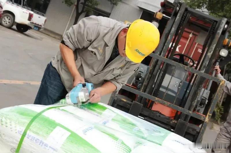 儿子在亲戚家仓库干仓管，一个月到手工资1万5，他竟然想放弃？[流泪]
我儿子40