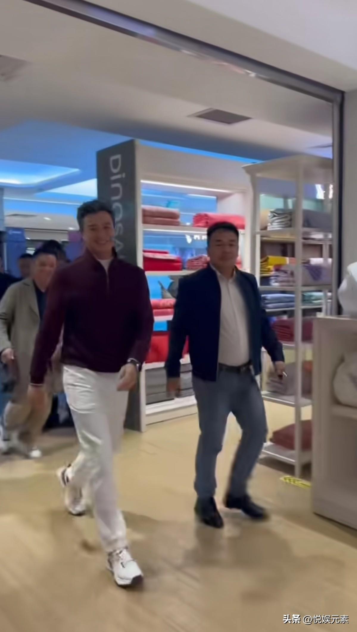 周一围高大帅气，演技与颜值于一身，
骨子里又透着一股正义感，
朱丹眼光真好，
儿