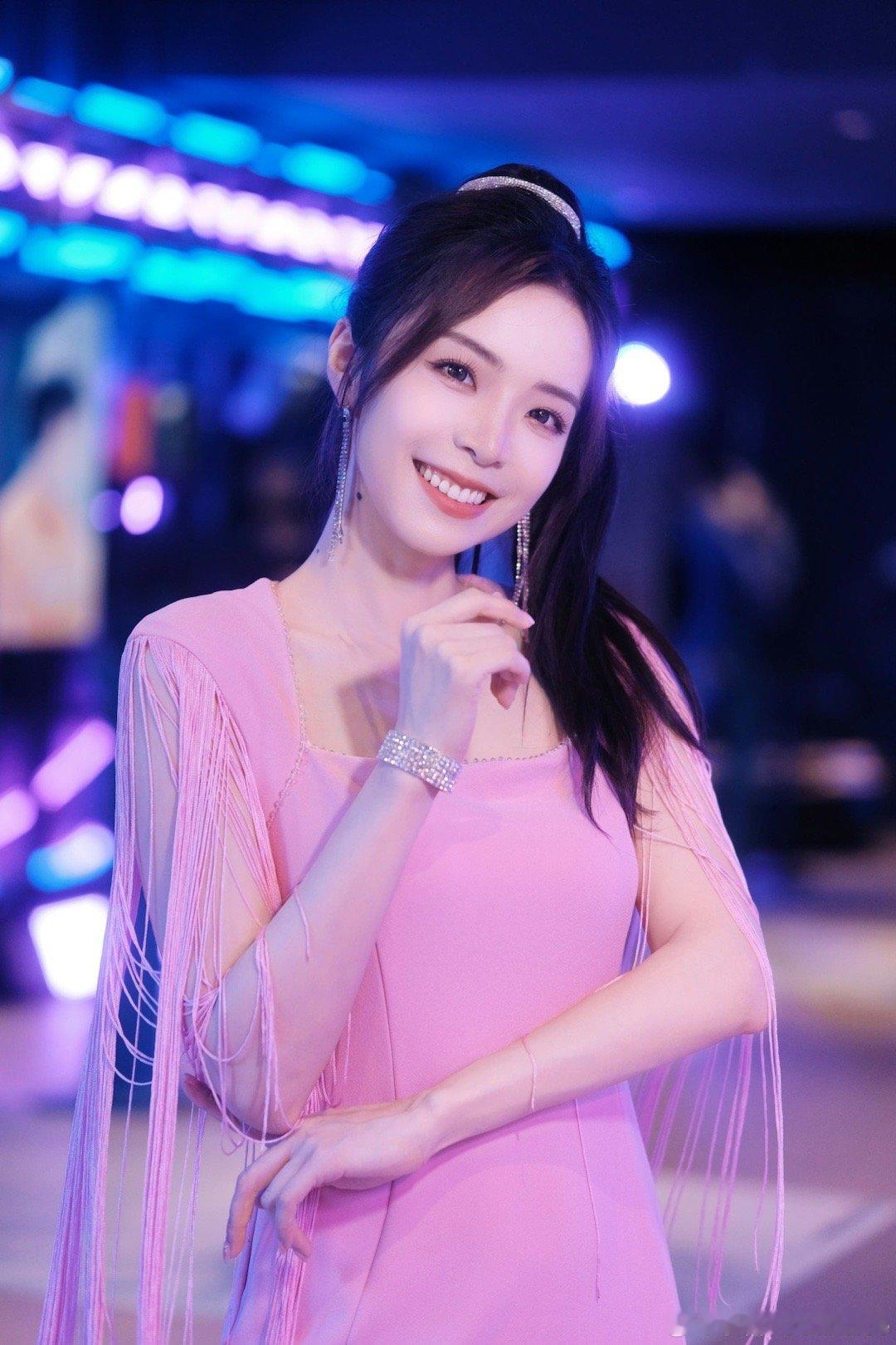 阿姨新风格！又是羡慕的管哥的一天[舔屏][舔屏]风韵犹存～主持余霜晒照:身着粉色