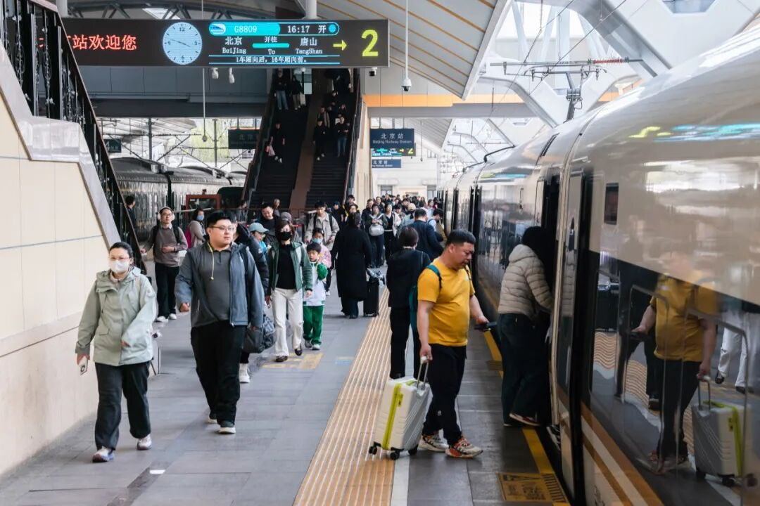 央视网消息：据“中国铁路”微信公众号消息，4月4日，全国铁路发送旅客2212.3