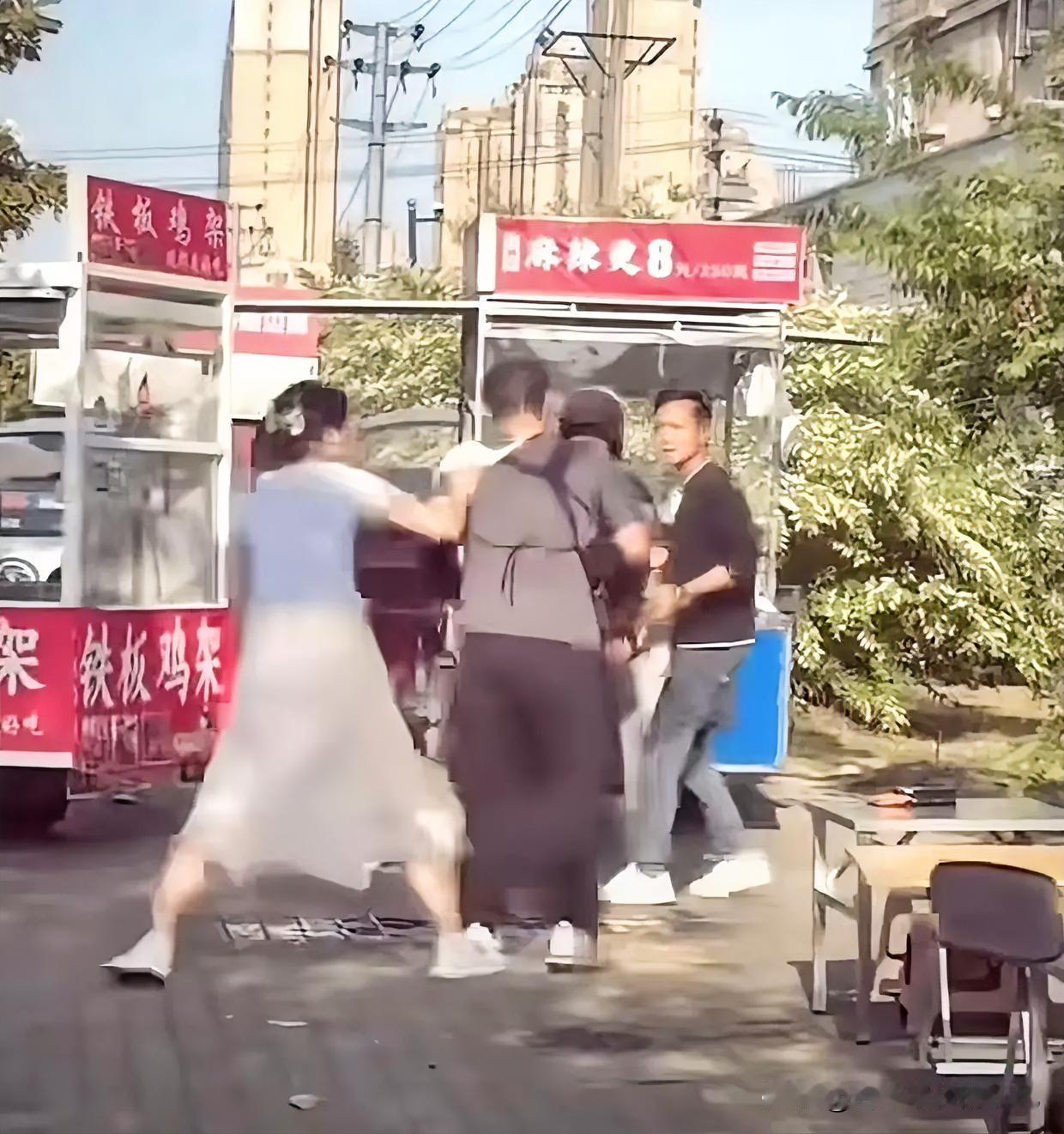 3秒钟，一个女人脱下内裤套向别人的头——这不是段子，是真事。

都说“内裤套头，