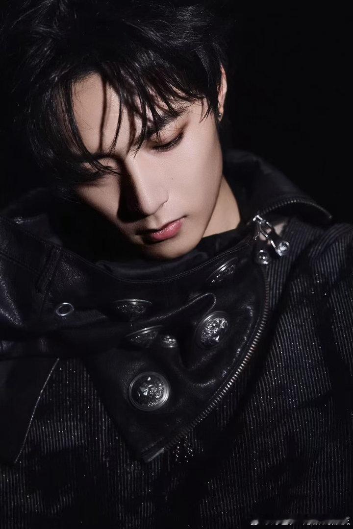 刘耀文怼脸拍刘耀文Too曼尼 刘耀文发布新的照片，谁懂这几张怼脸拍的冲击力，帅的