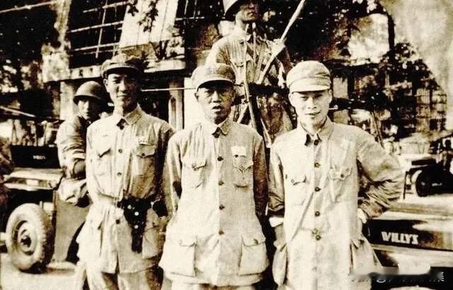 1949年8月1日建军节，杭州，左起：谭知耕、陶勇、金冶的合影。在1949年5月