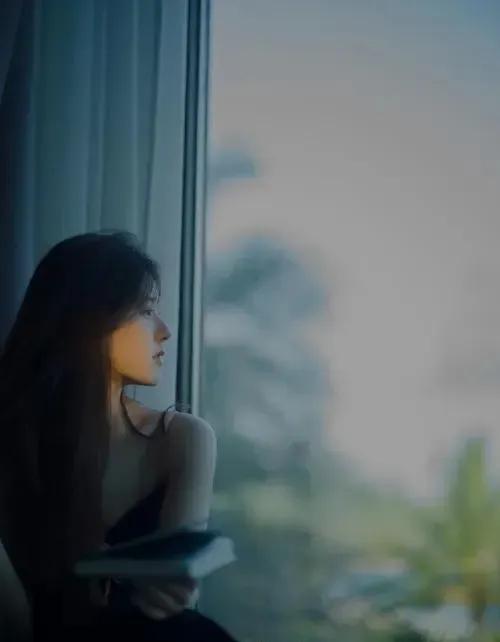 上联：雨敲窗台难入眠；
下联：？？