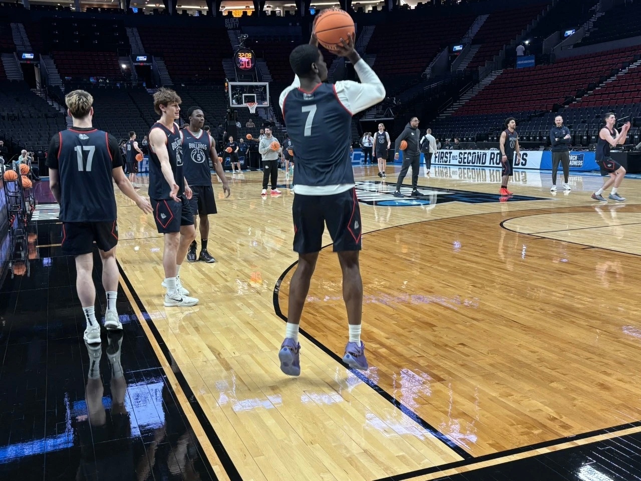 切特给母校冈萨加大学的球员们每人送了一双自己的KD18 PE！雷霆战胜篮网雷霆v