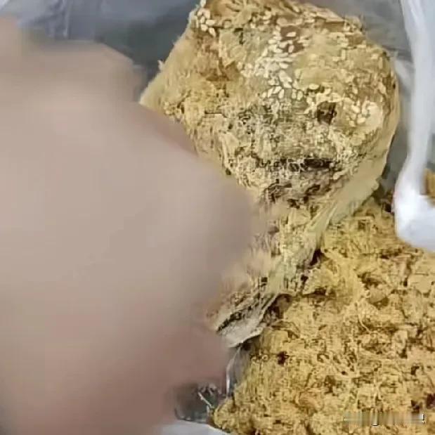 一位网友买肉松吃竞然吃出棉花！一位网友买了肉松饼来家给小孩吃过以后觉得不舒服，他