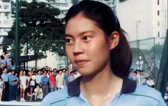 1982年，她在比赛期间背叛了祖国，以“政治避难”为由投向了美国的怀抱，令中国队