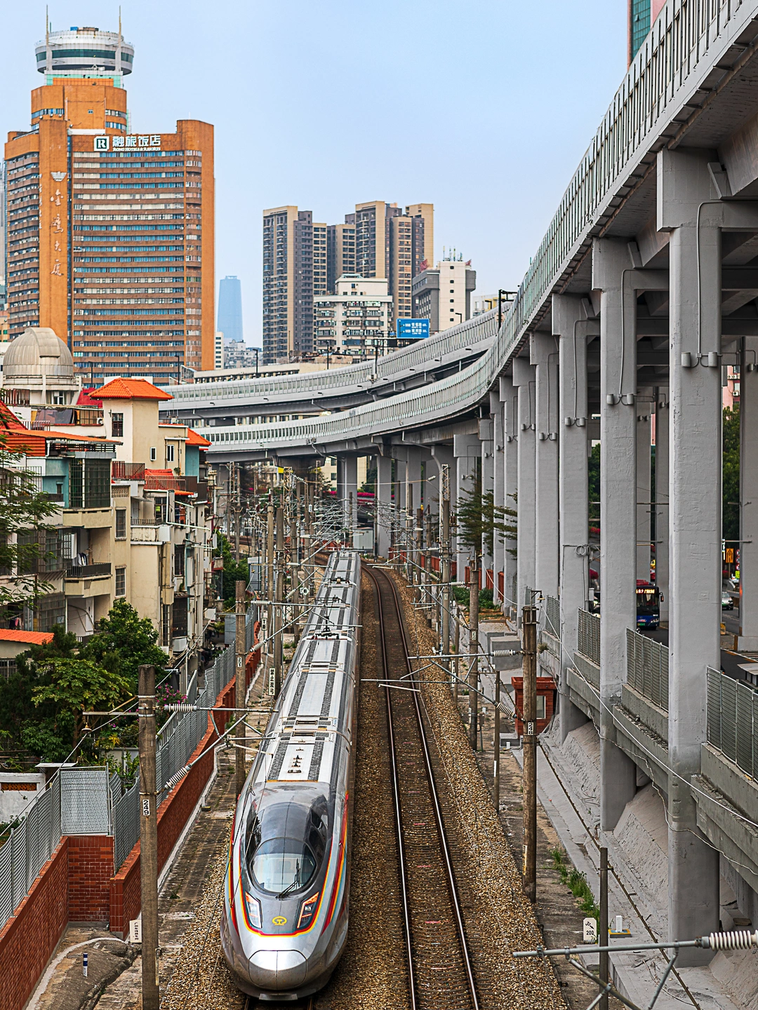 🚝穿梭在城市中的列车
