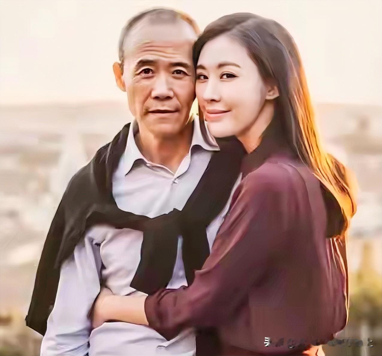 田小姐一开始的目标是冯仑，然而狡猾的冯总转头就介绍给了王石！
更没想到王石竟将她