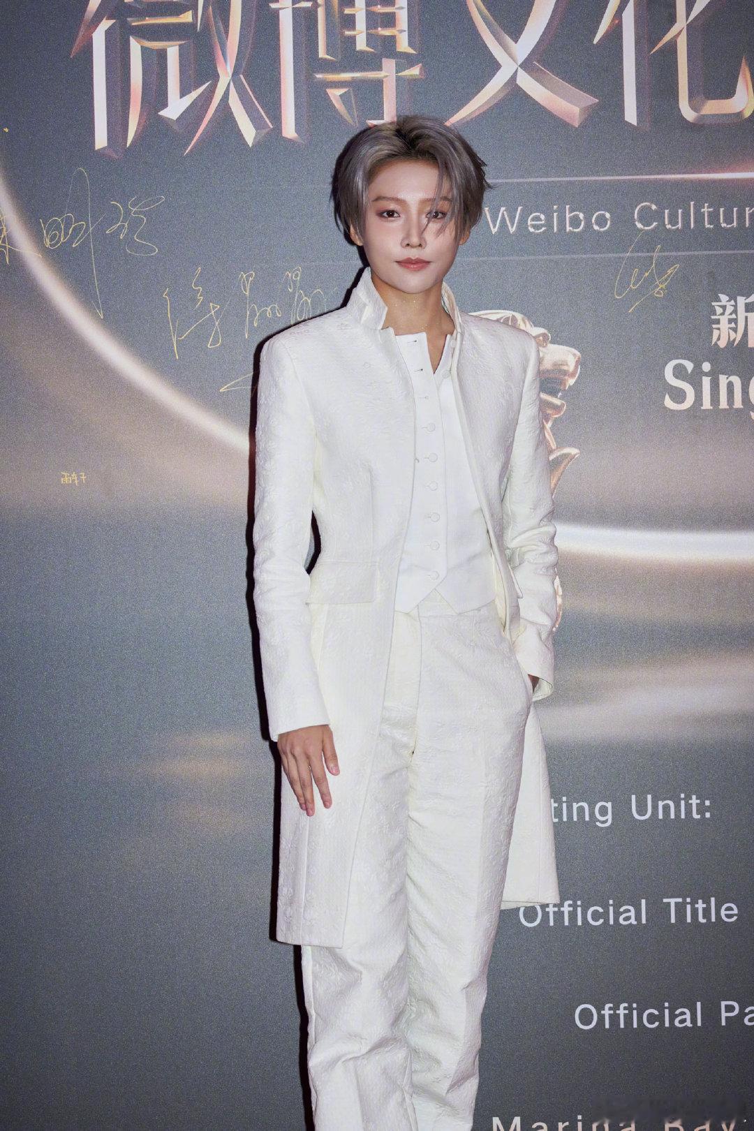 长款白色外套也太绝了！衬得身姿高挑挺拔，简约搭配反而更显格调，刘雨昕亮相新加坡文