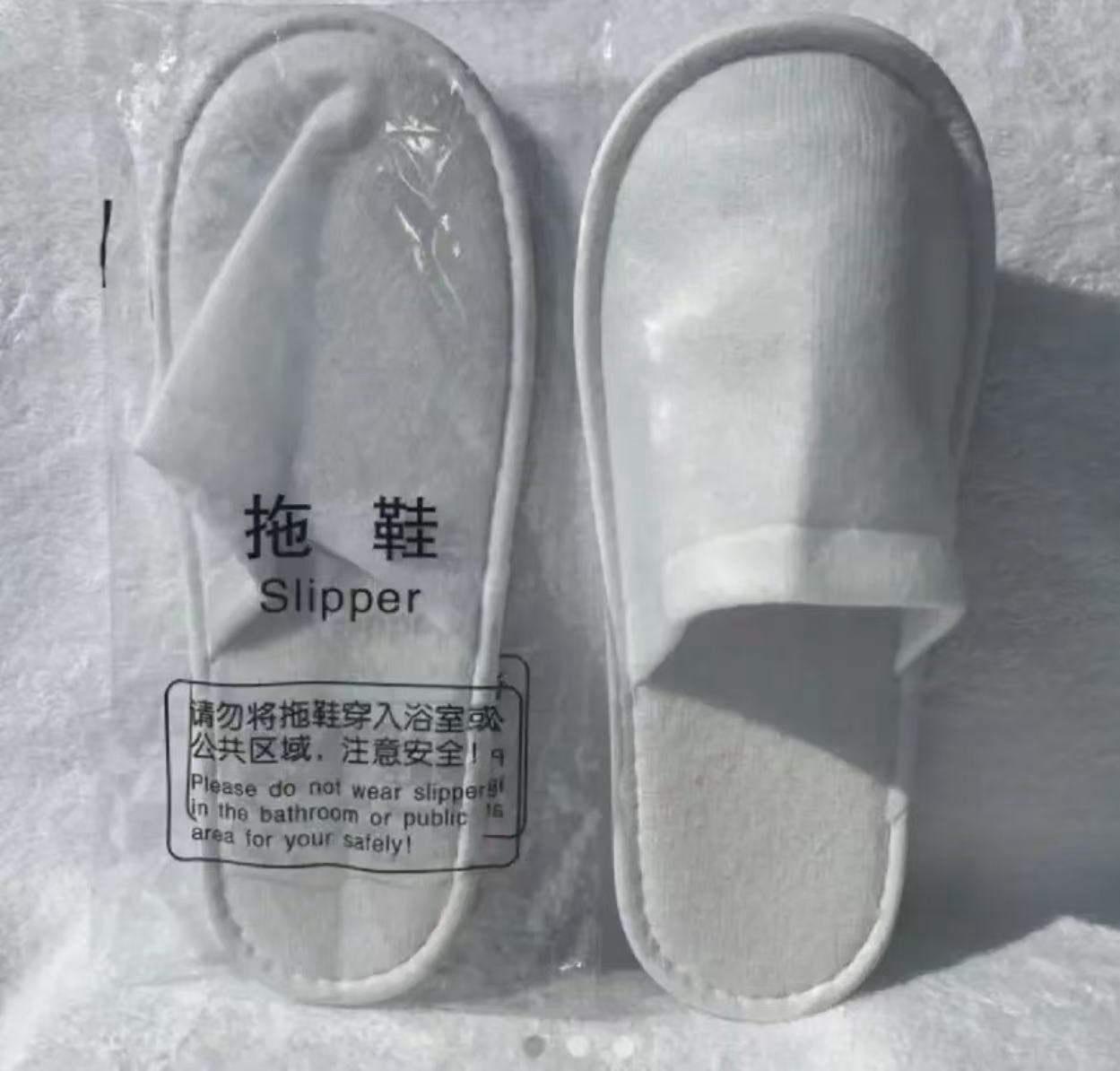 这起事件一经曝光，瞬间引发了网友们的热烈讨论：一位大妈住酒店穿一次性拖鞋，意外在