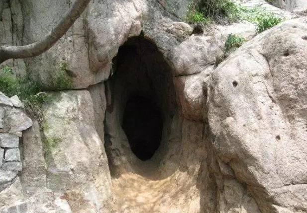 2008年，贵州省长顺县一处名为“和尚洞”的洞穴内，一名探险爱好者在深入洞腹探险