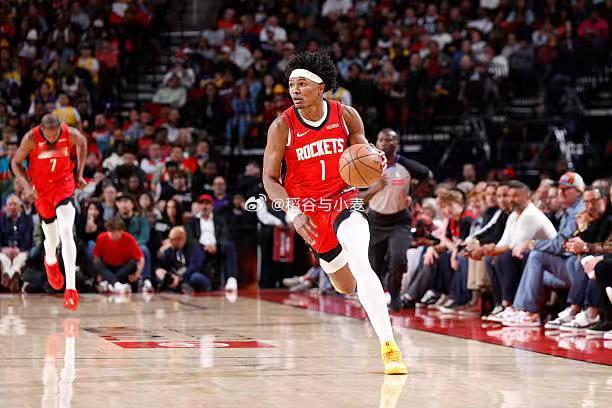 火箭很好玩的思路是，看起来阿门是控卫，但是大家都看得到他打不了控卫。这场打湖人，