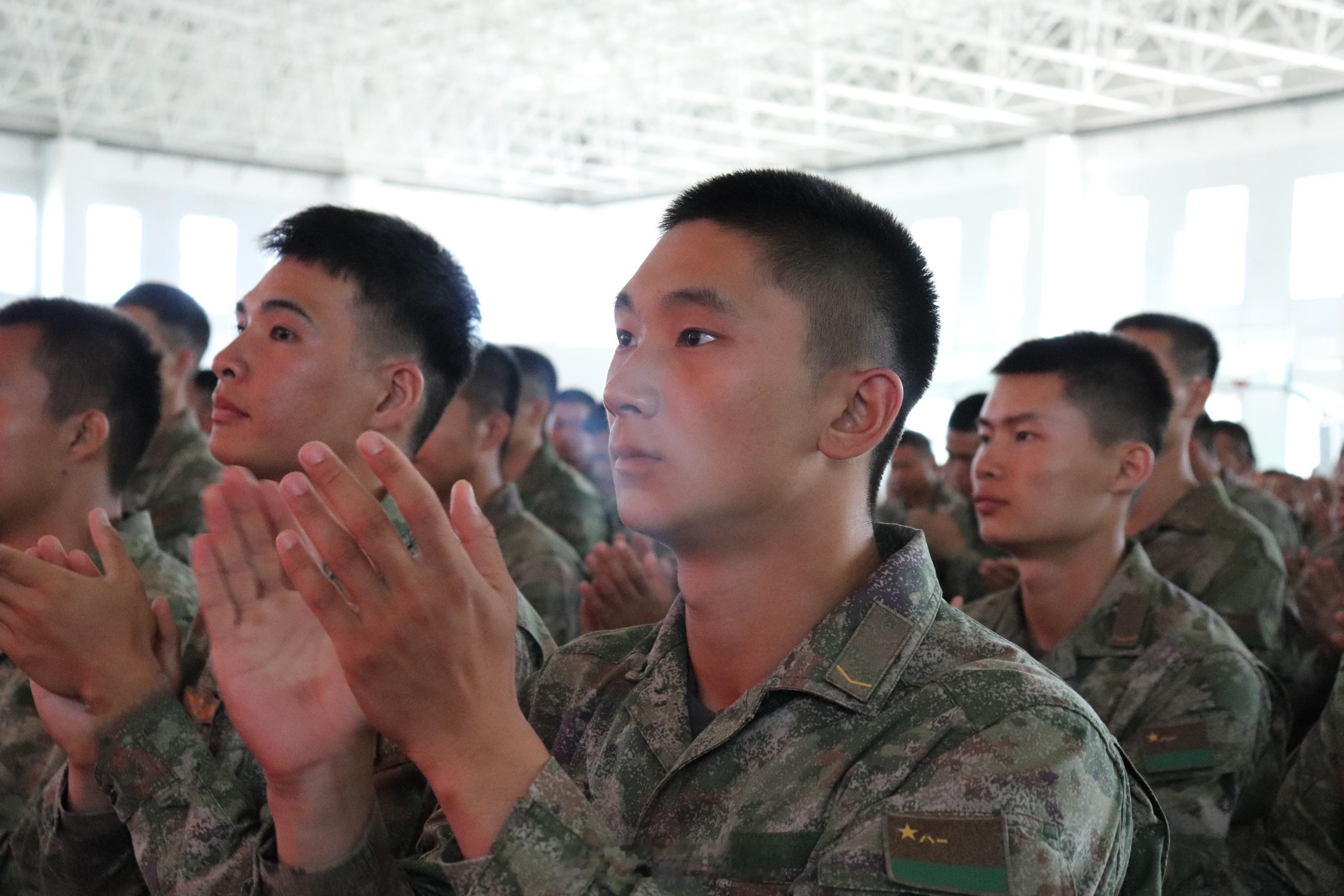 【优秀骨干现身说法为新战友鼓劲】近日，为帮助新战友扎根军营、砥砺初心，夯实思想根