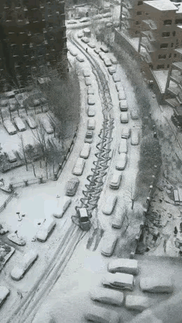 看这行驶在雪地上留下的轨迹，可见雪地上行车有多艰难，司机在车里肯定是提心吊胆的吧