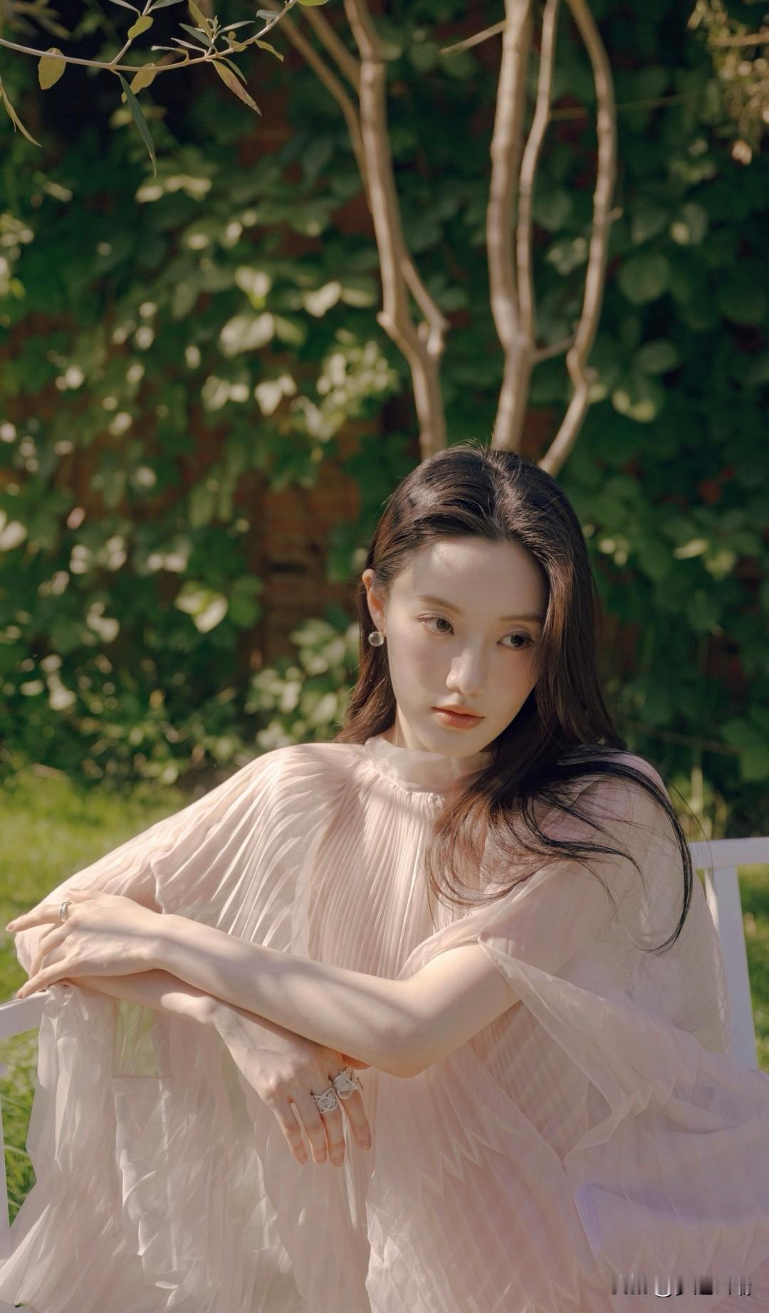 梦幻少女在绿意盎然中，轻纱飘逸，宛如仙境。