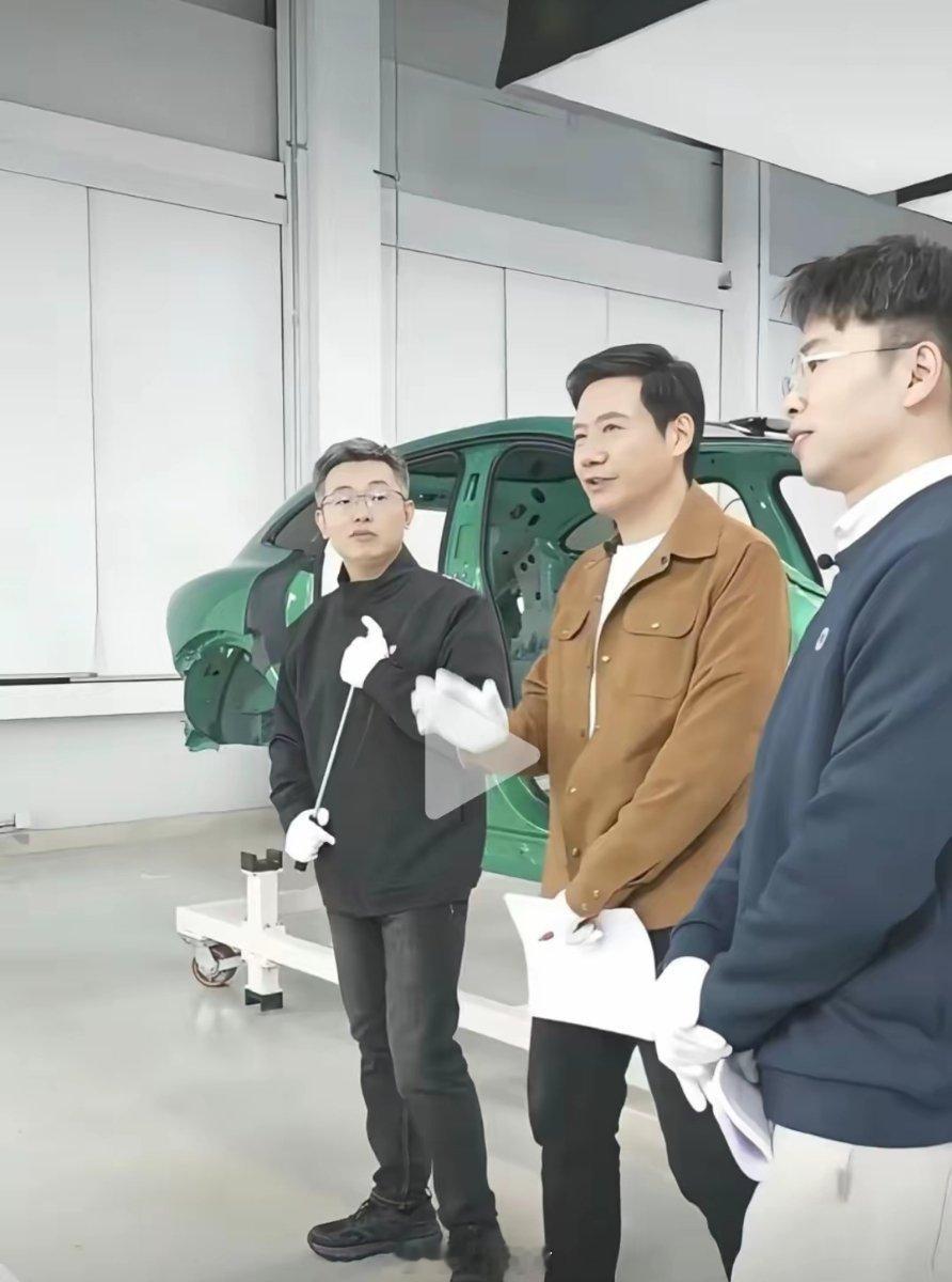 小米汽车雷总现场拆解一辆小米YU7 新车，论技术扎实度还是要看雷总，不仅软件懂，