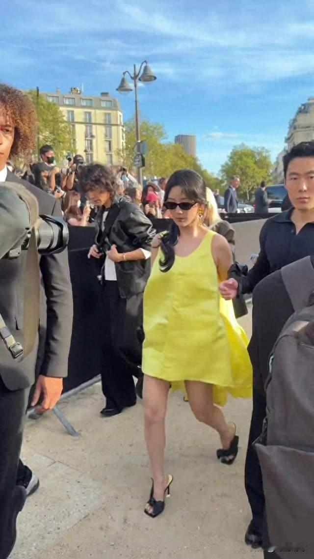 杨紫巴黎杀疯了！黄裙全球首穿坐CEO身旁