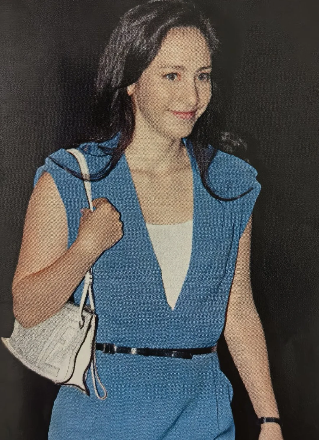 香港富商李泽楷曾经的正牌女友罗爱欣！ 一件蓝色低V连衣裙十分随意，不经...