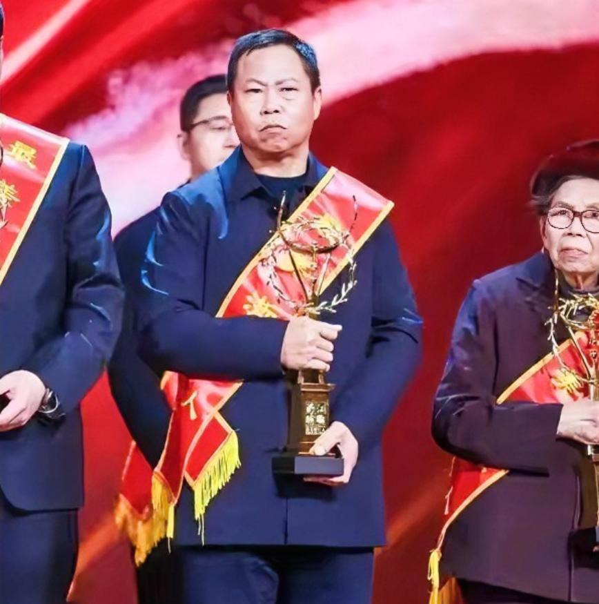 2024年，浙江船老大沈华忠出海时，突然接到求救信号，他当场砍断6300只蟹笼，