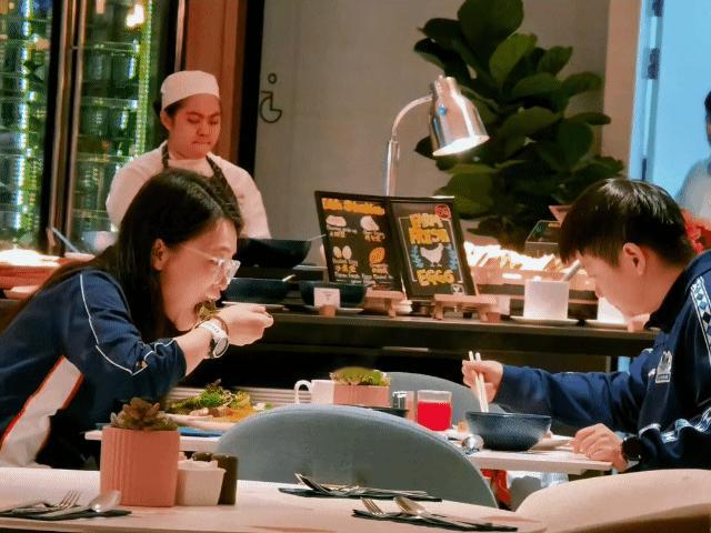 莎莎在新加坡大满贯酒店吃早餐！
莎莎吃早餐的时候被球迷偶遇了，参加2026WTT