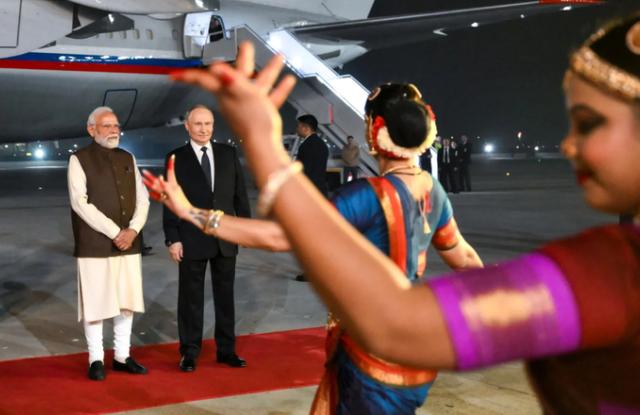 莫迪违反礼仪！打破常规，在新德里机场的飞机舷梯上，拥抱并铺设红毯，迎接俄罗斯总统