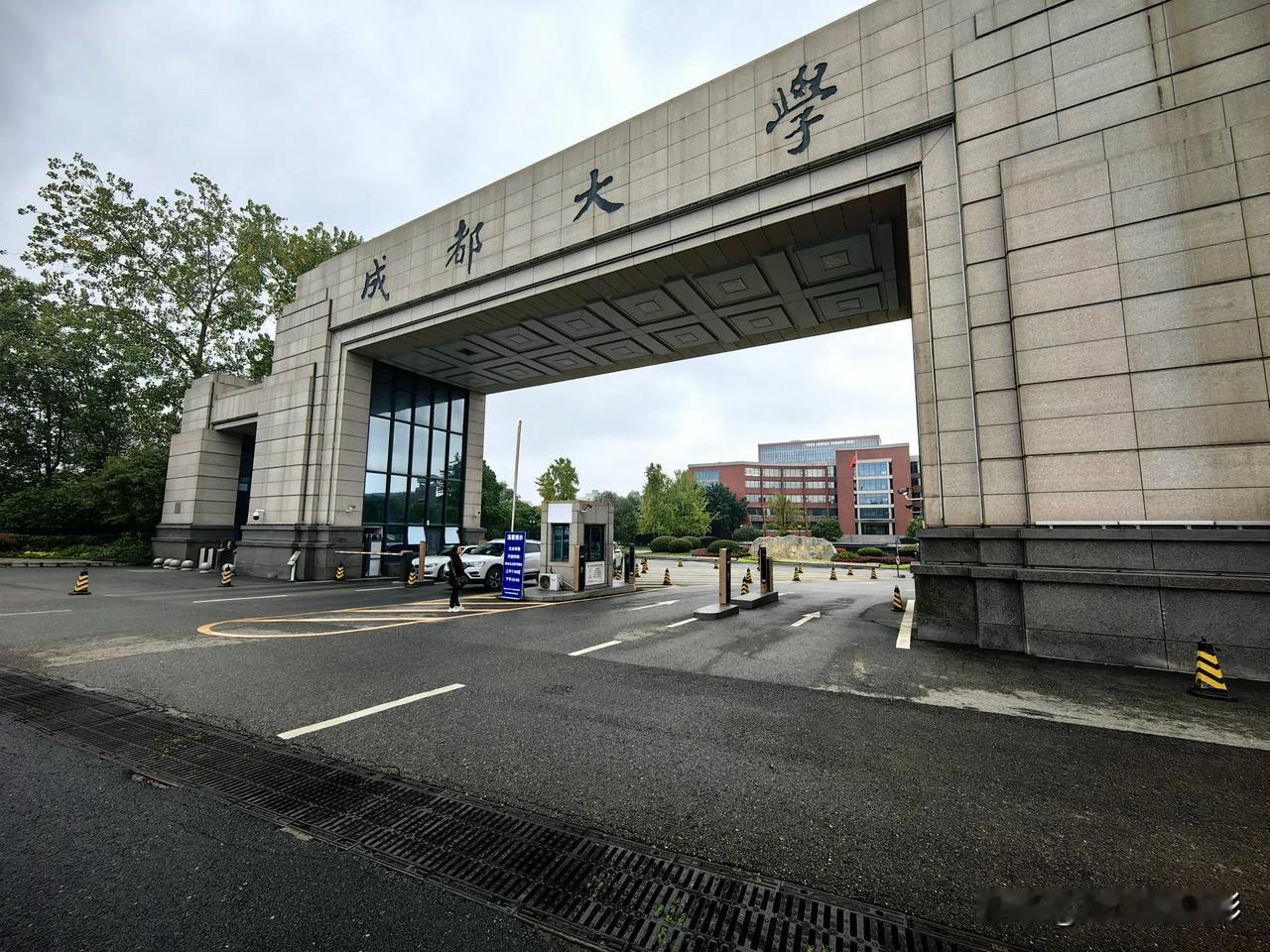 好样的成都大学学子
专门以一个游客的身份，经过预约来到成都大学。整洁   美丽的