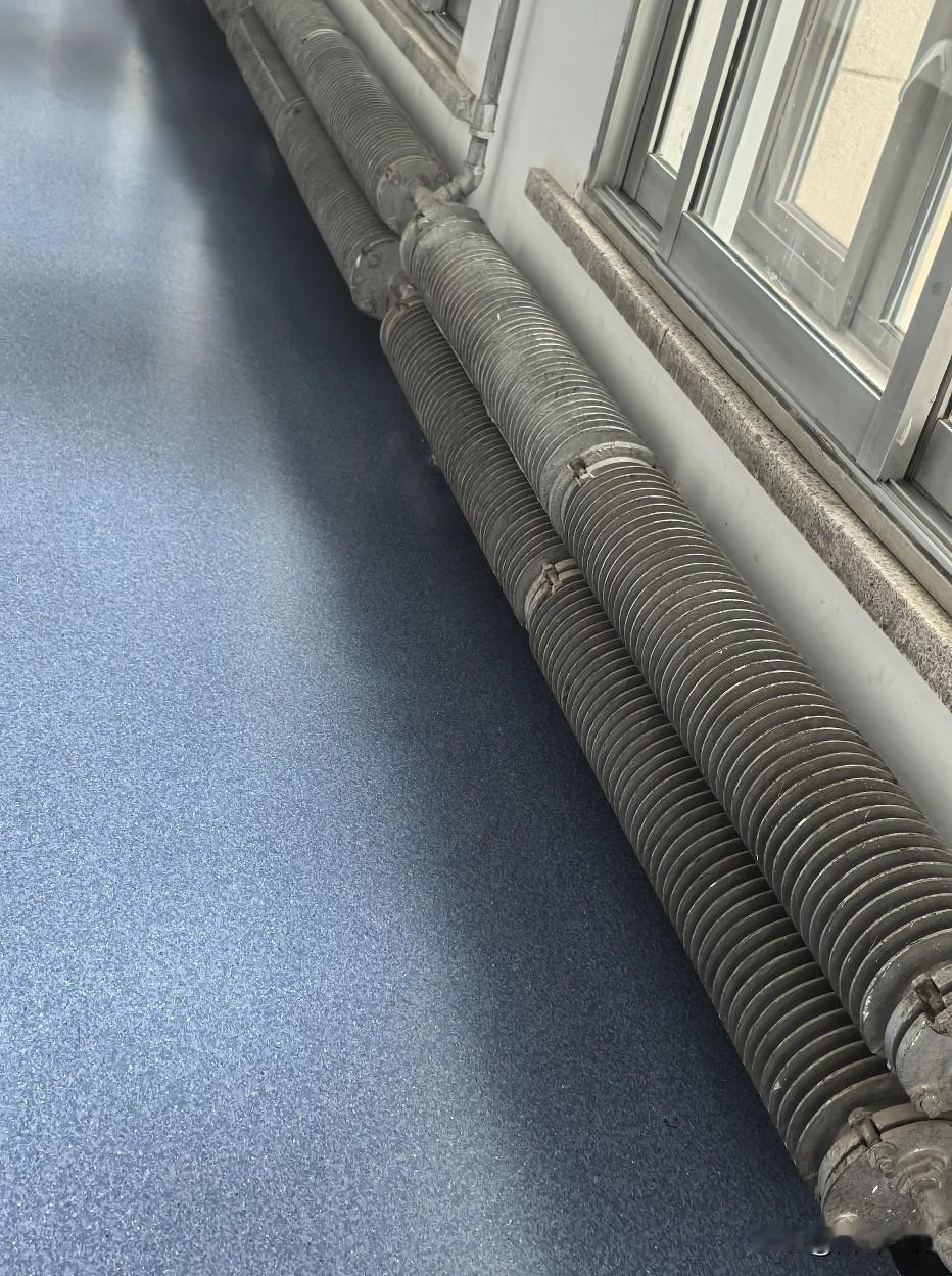 活久见，你见过这样的暖气吗？这是北京某著名大学教学楼里的。