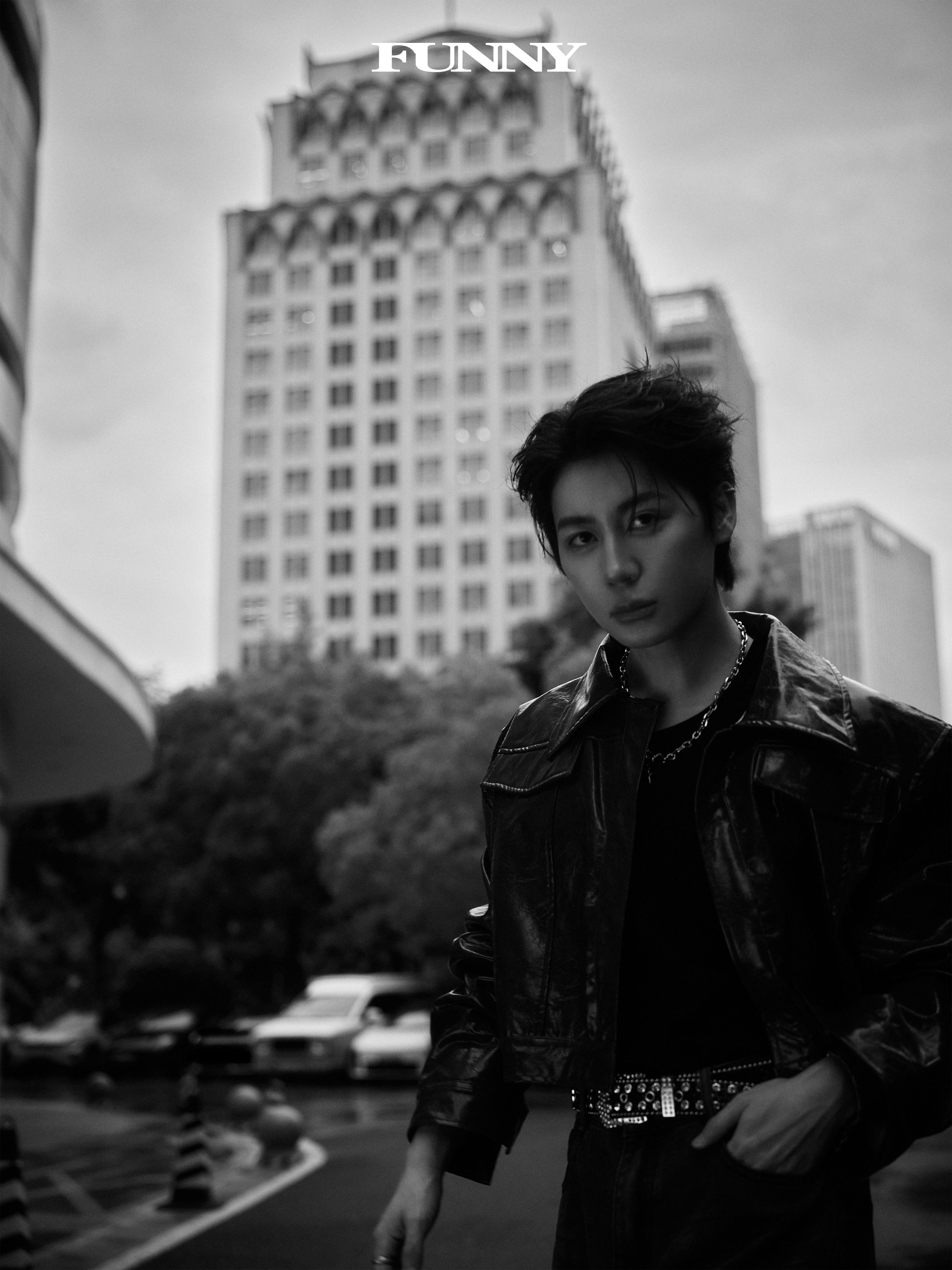 邵明明  撞色针织搭配阔腿牛仔，棚拍与外景切换，平衡高级时装感与自在生活化氛围。
