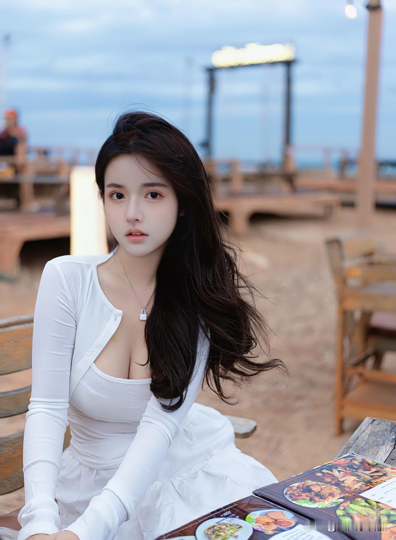 『慢享时光ℓ藏在海风里的温柔』
海风揉乱长发，浪声漫过裙摆。
一袭素白，在礁石与