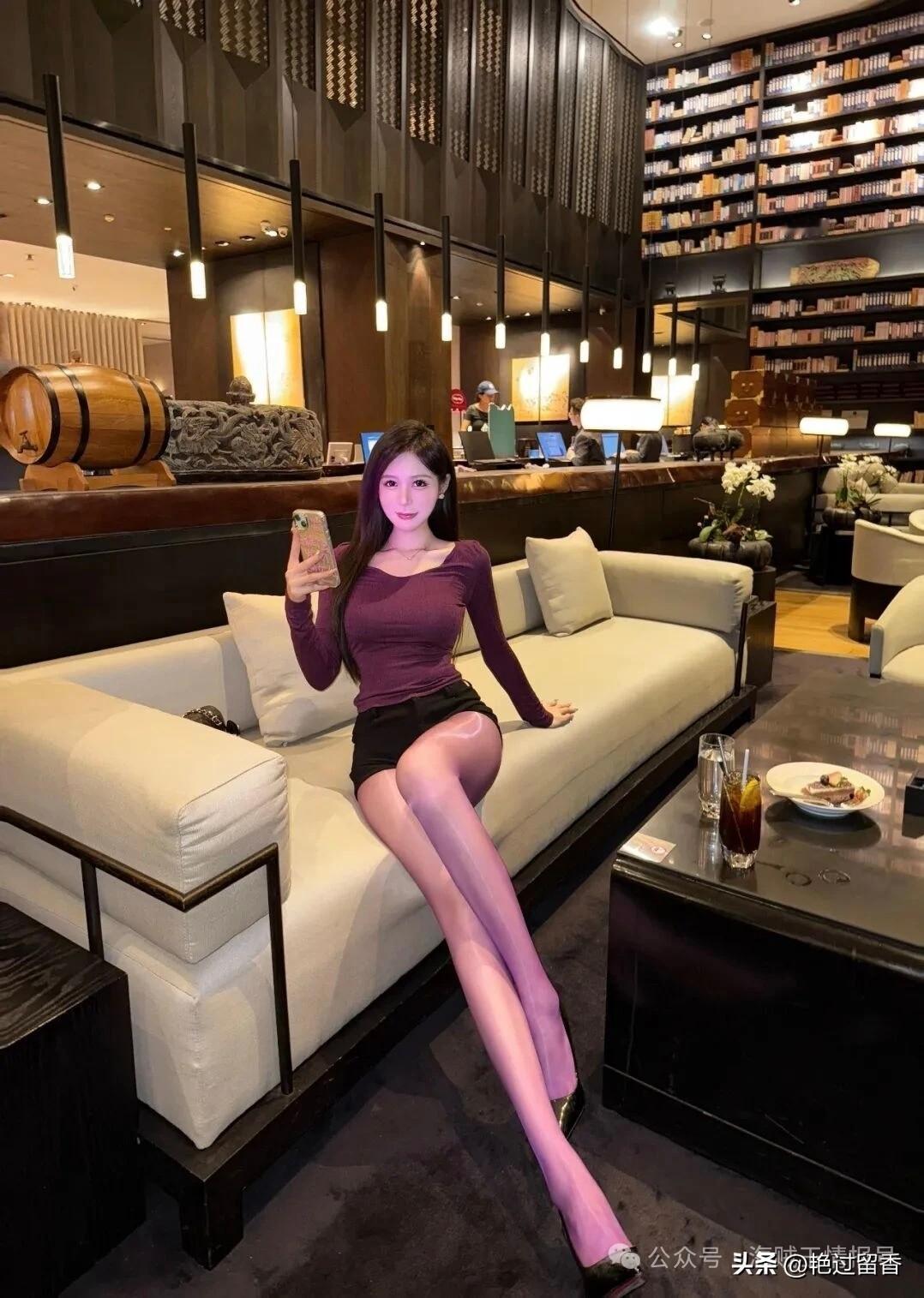 优雅咖啡馆自拍，紫色丝袜显腿长，美食相伴，美不胜收