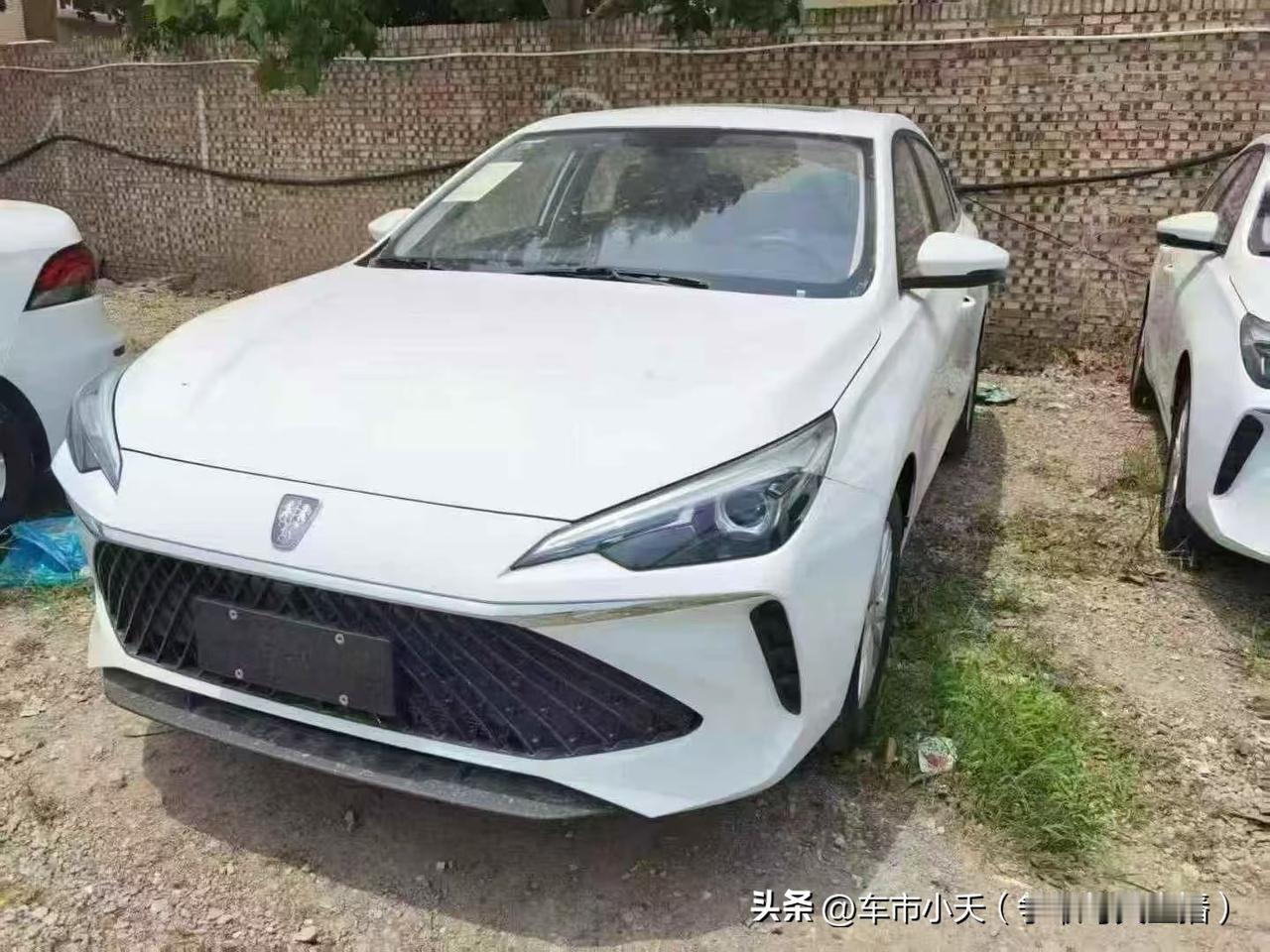 现在手动档车型两极化，贵的是真贵，便宜的是真便宜。目前荣威i5手动档车型裸车价3